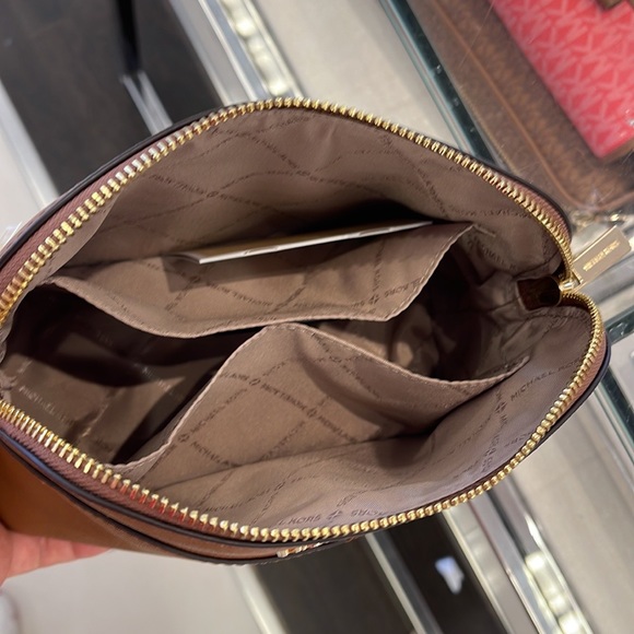 MICHAEL KORS
Jet Set Travel Medium Dome Crossbody Bag
Luggage
NWT - Picture 15 of 16